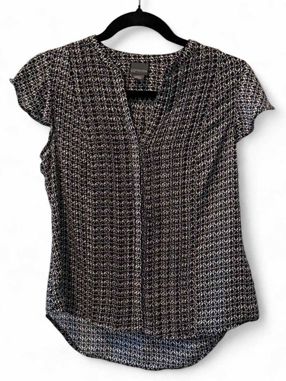 Covington Petite Black & White Geo Print V-Neck Cap Sleeve Blouse